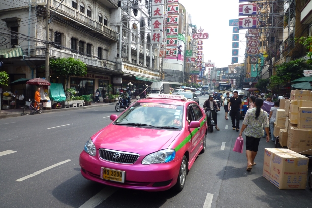 1-taxi w kolorze dragon fruit'a taksówki w kolorze dragon fruita