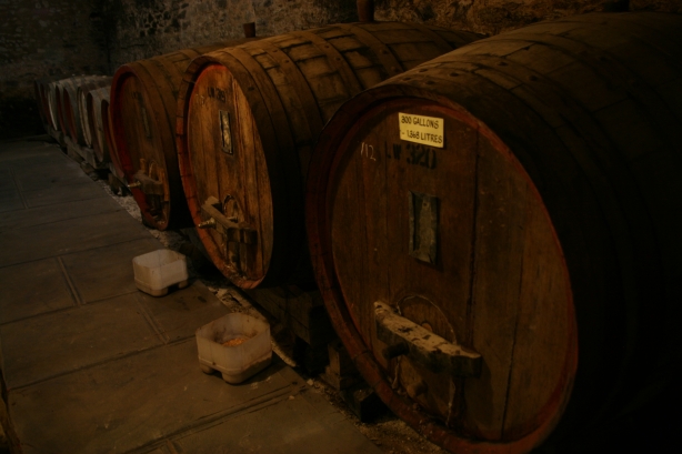 15 Beczki z winem w piwnicach Seven Hills.