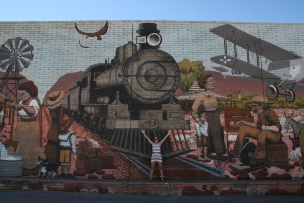 4 Murale na ścianie supermarketu w Alice Springs, ukazujące życie w outbacku