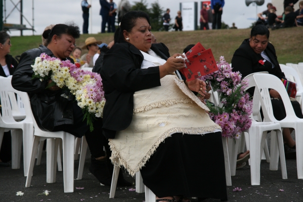 3 Maoryski z rodzin walczących podczas II Wojny Światowej podczas święta narodowego ANZAC (Australia and New Zealand Army Corpse), oddają hołd poległym za Matkę Brytanię.
