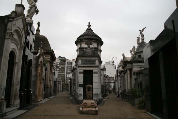 Cementerio de la Recoleta wygląda jak dzielnica mieszkalna, tylko że dla umarłych. Okolice grobu Evity Perón.