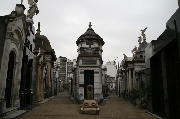 12 Cementerio de la Recoleta wygląda jak dzielnica mieszkalna, tylko że dla umarłych. Okolice grobu Evity Perón.