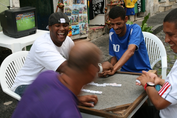 Domino to popularna gra uliczna. A w tle mundial...