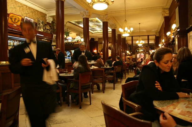 Cafe Tortoni, działająca od 1858 roku. 