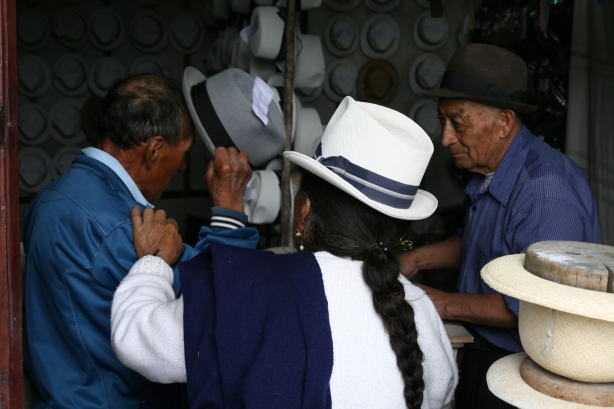 5 Przymierzalnia w sklepie z sombreros.