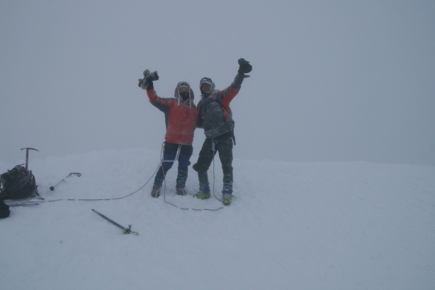 Cotopaxi zdobyta! Za nami przepastny krater, zupełnie niewidoczny przy panujących warunkach atmosferycznych.